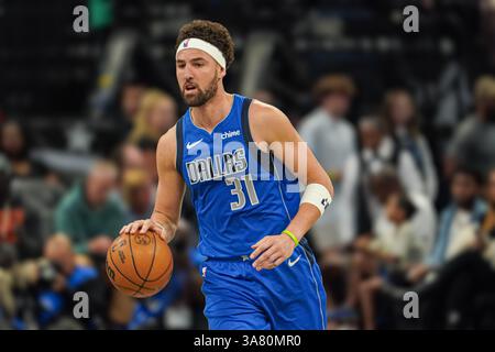 Orlando, Florida, USA, 27. März 2025, der Dallas Mavericks Wärter Klay Thompson #31 stürzt in der ersten Halbzeit im Kia Center nach vorne. (Foto: Marty Jean-Louis/Alamy Live News Stockfoto