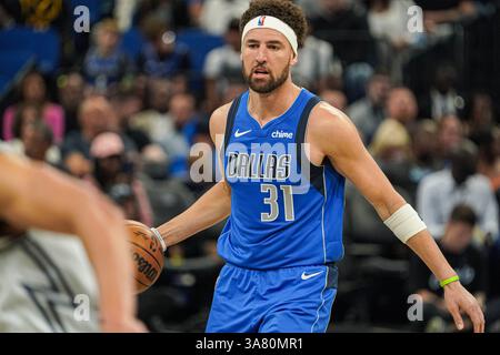 Orlando, Florida, USA, 27. März 2025, der Dallas Mavericks Wärter Klay Thompson #31 stürzt in der ersten Halbzeit im Kia Center nach vorne. (Foto: Marty Jean-Louis/Alamy Live News Stockfoto