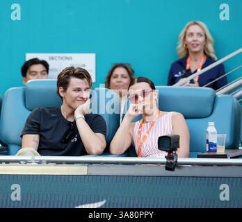 MIAMI GARDENS, FL - 27. MÄRZ: Millie Bobby Brown Ehemann Jake Bongiovi, zusammen mit seinen berühmten Eltern Rock-Superstar Jon Bon Jovi und Frau Dorothea Hurley werden gesehen, wie Novak Djokovic aus Serbien Sebastian Korda vom Spiel der Vereinigten Staaten am Tag 10 der Miami Open am 27. März 2025 im Hard Rock Stadium in Miami Gardens, Florida besiegt. Menschen: Jake Bongiovi, Millie Bobby Brown Credit: Storms Media Group/Alamy Live News Stockfoto