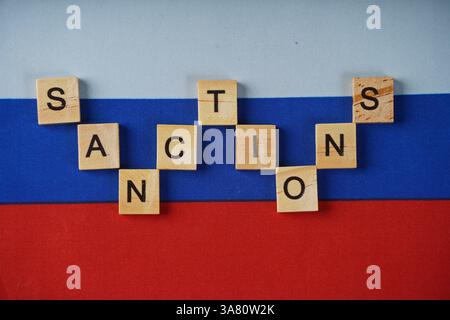 Die Inschrift auf der russischen Flagge ist Sanktionen. Stockfoto