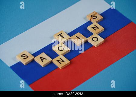 Die Inschrift auf der russischen Flagge ist Sanktionen. Stockfoto