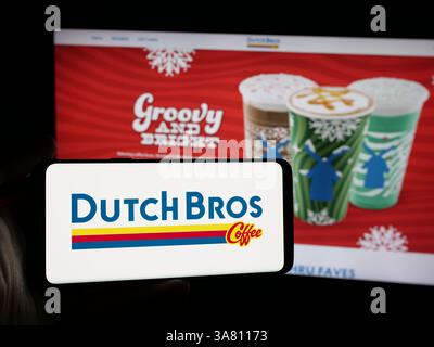 Deutschland. November 2024. In dieser Abbildung hält eine Person ein Smartphone mit dem Logo des US-amerikanischen Kaffeekettenunternehmens Dutch Bros Inc. Auf dem Bildschirm vor der Website. (Credit Image: © Timon Schneider/SOPA Images via ZUMA Press Wire) NUR REDAKTIONELLE VERWENDUNG! Nicht für kommerzielle ZWECKE! Stockfoto