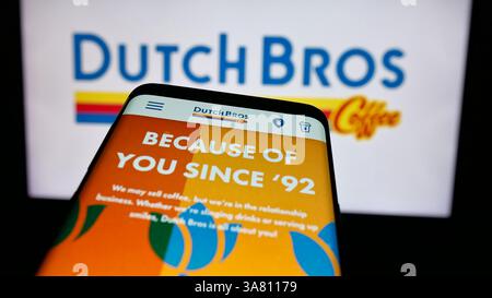 Deutschland. November 2024. In dieser Fotoabbildung ist ein Smartphone mit der Website des US-amerikanischen Kaffeekettenunternehmens Dutch Bros Inc. Auf dem Bildschirm vor dem Geschäftslogo zu sehen. (Credit Image: © Timon Schneider/SOPA Images via ZUMA Press Wire) NUR REDAKTIONELLE VERWENDUNG! Nicht für kommerzielle ZWECKE! Stockfoto