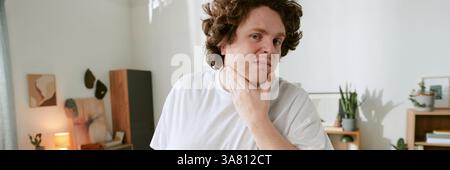 Porträt des Pensive man in lässigem weißem Hemd Stockfoto
