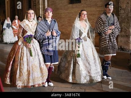Valencia, Spanien. März 2025. Falleras und Gläubige gehen in einer Prozession zu Ehren der Jungfrau (Mare de Deu) und opfern Blumen in Valencia, Spanien, am 17. März 2025. Frauen tragen während dieser traditionellen Feier auf der Plaza de la Virgen historische Kostüme und Schleier (Mantilla). (Foto: Roberto Arosio/NurPhoto)0 Credit: NurPhoto SRL/Alamy Live News Stockfoto