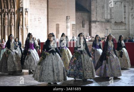 Valencia, Spanien. März 2025. Falleras und Gläubige gehen in einer Prozession zu Ehren der Jungfrau (Mare de Deu) und opfern Blumen in Valencia, Spanien, am 17. März 2025. Frauen tragen während dieser traditionellen Feier auf der Plaza de la Virgen historische Kostüme und Schleier (Mantilla). (Foto: Roberto Arosio/NurPhoto)0 Credit: NurPhoto SRL/Alamy Live News Stockfoto