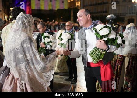 Valencia, Spanien. März 2025. Falleras und Gläubige gehen in einer Prozession zu Ehren der Jungfrau (Mare de Deu) und opfern Blumen in Valencia, Spanien, am 17. März 2025. Frauen tragen während dieser traditionellen Feier auf der Plaza de la Virgen historische Kostüme und Schleier (Mantilla). (Foto: Roberto Arosio/NurPhoto)0 Credit: NurPhoto SRL/Alamy Live News Stockfoto