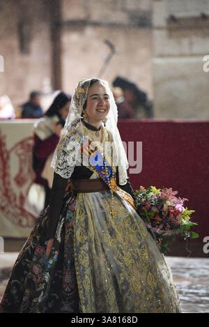 Valencia, Spanien. März 2025. Falleras und Gläubige gehen in einer Prozession zu Ehren der Jungfrau (Mare de Deu) und opfern Blumen in Valencia, Spanien, am 17. März 2025. Frauen tragen während dieser traditionellen Feier auf der Plaza de la Virgen historische Kostüme und Schleier (Mantilla). (Foto: Roberto Arosio/NurPhoto)0 Credit: NurPhoto SRL/Alamy Live News Stockfoto