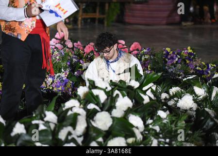 Valencia, Spanien. März 2025. Falleras und Gläubige gehen in einer Prozession zu Ehren der Jungfrau (Mare de Deu) und opfern Blumen in Valencia, Spanien, am 17. März 2025. Frauen tragen während dieser traditionellen Feier auf der Plaza de la Virgen historische Kostüme und Schleier (Mantilla). (Foto: Roberto Arosio/NurPhoto)0 Credit: NurPhoto SRL/Alamy Live News Stockfoto