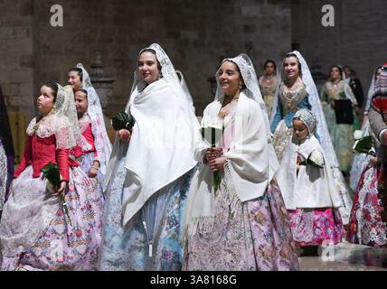 Valencia, Spanien. März 2025. Falleras und Gläubige gehen in einer Prozession zu Ehren der Jungfrau (Mare de Deu) und opfern Blumen in Valencia, Spanien, am 17. März 2025. Frauen tragen während dieser traditionellen Feier auf der Plaza de la Virgen historische Kostüme und Schleier (Mantilla). (Foto: Roberto Arosio/NurPhoto)0 Credit: NurPhoto SRL/Alamy Live News Stockfoto