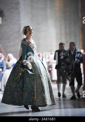 Valencia, Spanien. März 2025. Falleras und Gläubige gehen in einer Prozession zu Ehren der Jungfrau (Mare de Deu) und opfern Blumen in Valencia, Spanien, am 17. März 2025. Frauen tragen während dieser traditionellen Feier auf der Plaza de la Virgen historische Kostüme und Schleier (Mantilla). (Foto: Roberto Arosio/NurPhoto)0 Credit: NurPhoto SRL/Alamy Live News Stockfoto