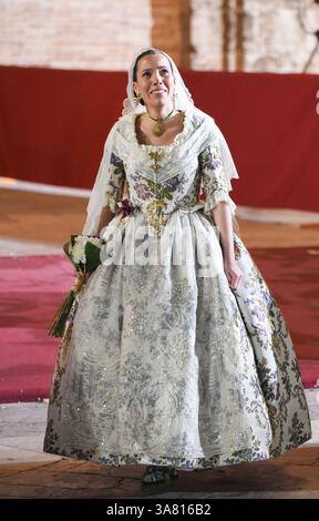 Valencia, Spanien. März 2025. Falleras und Gläubige gehen in einer Prozession zu Ehren der Jungfrau (Mare de Deu) und opfern Blumen in Valencia, Spanien, am 17. März 2025. Frauen tragen während dieser traditionellen Feier auf der Plaza de la Virgen historische Kostüme und Schleier (Mantilla). (Foto: Roberto Arosio/NurPhoto)0 Credit: NurPhoto SRL/Alamy Live News Stockfoto