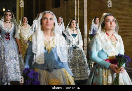 Valencia, Spanien. März 2025. Falleras und Gläubige gehen in einer Prozession zu Ehren der Jungfrau (Mare de Deu) und opfern Blumen in Valencia, Spanien, am 17. März 2025. Frauen tragen während dieser traditionellen Feier auf der Plaza de la Virgen historische Kostüme und Schleier (Mantilla). (Foto: Roberto Arosio/NurPhoto)0 Credit: NurPhoto SRL/Alamy Live News Stockfoto