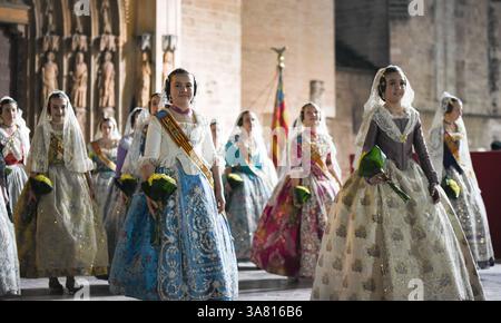 Valencia, Spanien. März 2025. Falleras und Gläubige gehen in einer Prozession zu Ehren der Jungfrau (Mare de Deu) und opfern Blumen in Valencia, Spanien, am 17. März 2025. Frauen tragen während dieser traditionellen Feier auf der Plaza de la Virgen historische Kostüme und Schleier (Mantilla). (Foto: Roberto Arosio/NurPhoto)0 Credit: NurPhoto SRL/Alamy Live News Stockfoto