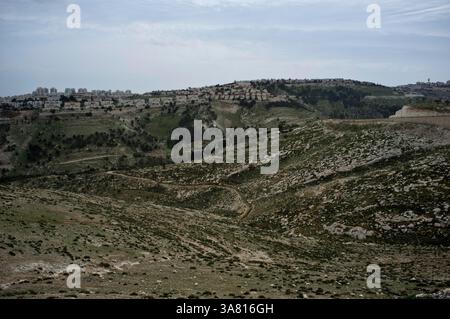 4. März 2013: Maale Adumim, Israel: Ein Blick auf Maale Adumim aus dem Stadtteil Mevaseret Adumim in der umstrittenen E1, in dem der Bau seit 2009 unter internationalem Druck auf die israelische Regierung eingefroren wird. Die E1-Zone ist ein Hindernis, das bei jedem künftigen Friedensabkommen zwischen Israel und den Palästinensern überwunden werden muss. (Kreditbild: © Nir Alon/ZUMAPRESS.com) Stockfoto