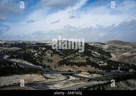 4. März 2013: Maale Adumim, Israel: Ein Blick in Richtung Norden von Maale Adumim zeigt das umstrittene Gebiet der E1, direkt hinter der Autobahn, die nach Osten nach Jericho führt. Israel hat 2009 unter internationalem Druck die Baupläne für die E1 eingefroren. (Kreditbild: © Nir Alon/ZUMAPRESS.com) Stockfoto
