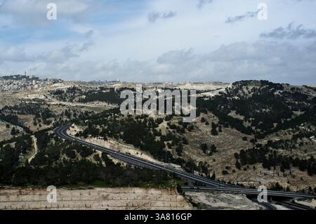 4. März 2013: Maale Adumim, Israel: Ein Blick in Richtung Norden von Maale Adumim zeigt das umstrittene Gebiet der E1, direkt hinter der Autobahn, die nach Osten nach Jericho führt. Israel hat 2009 unter internationalem Druck die Baupläne für die E1 eingefroren. (Kreditbild: © Nir Alon/ZUMAPRESS.com) Stockfoto