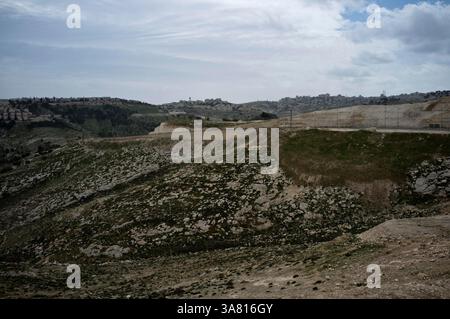 4. März 2013: Maale Adumim, Israel: Ein Blick auf Maale Adumim aus dem Stadtteil Mevaseret Adumim in der umstrittenen E1, in dem der Bau seit 2009 unter internationalem Druck auf die israelische Regierung eingefroren wird. Die E1-Zone ist ein Hindernis, das bei jedem künftigen Friedensabkommen zwischen Israel und den Palästinensern überwunden werden muss. (Kreditbild: © Nir Alon/ZUMAPRESS.com) Stockfoto