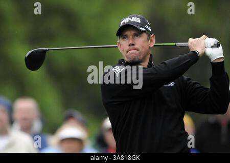 5. Mai 2013 – Charlotte, NC, USA – Lee Westwood sieht seinen Schuss aus dem vierten Abschlag während der Finalrunde der Wells Fargo Championship im Quail Hollow Club in Charlotte, North Carolina, Sonntag, 5. Mai 2013. (Bild: © John D. Simmons/MCT/ZUMAPRESS.com) Stockfoto