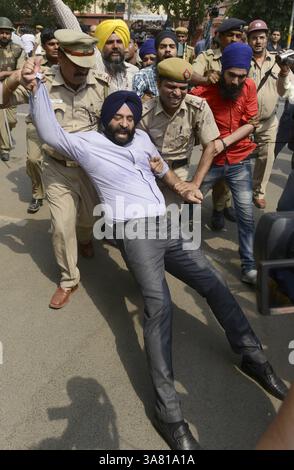 NEW DELHI, INDIEN - 05. MAI: Mitglieder der Sikh-Gemeinde schuften mit Polizisten zusammen, während sie während einer Demonstration gegen den Freispruch des Kongresspolitikers Sajjan Kumar am 5. Mai 2013 in Neu-Delhi gegen die Regierung Parolen rufen. Ein Gericht in Neu-Delhi entschied am 30. April einen Politiker der Regierungspartei des Mordes in einem Prozess im Zusammenhang mit dem Massaker an Sikhs nach der Ermordung des damaligen indischen Premierministers Indira Gandhi im Jahr 1984. (Kreditbild: © India Today/ZUMAPRESS.com) Stockfoto
