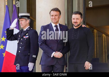 Paris, Frankreich 20250327. Der französische Präsident Emmanuel Macron begrüßt den ukrainischen Präsidenten Wolodymyr Zelensky vor dem Gipfel in Paris am Donnerstag, wo es um den Krieg in der Ukraine und die Sicherheitslage in Europa geht. Foto: OLE Berg-Rusten / NTB / POOL Stockfoto