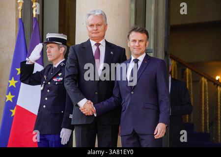 Paris, Frankreich 20250327. Der französische Präsident Emmanuel Macron begrüßt den litauischen Präsidenten Gitanas Nauseda vor dem Gipfeltreffen in Paris am Donnerstag, bei dem es um den Krieg in der Ukraine und die Sicherheitslage in Europa geht. Foto: OLE Berg-Rusten / NTB / POOL Stockfoto