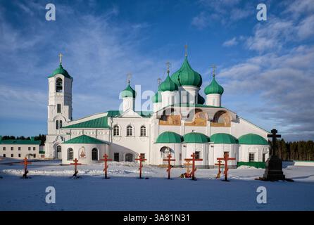 Das Alexander-Svirsky-Kloster Der Heiligen Dreifaltigkeit. Kathedrale und Glockenturm der Verklärung. Region Leningrad, Russland Stockfoto