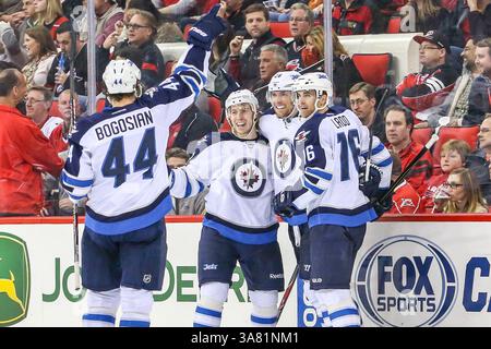 Februar 2013 - Raleigh, North Carolina, USA S - Winnipeg Jet BLAKE WHEELER (26) feiert sein Siegtor mit Teamkollegen während des NHL-Spiels zwischen den Winnipeg Jets und den Carolina Hurricanes in der PNC Arena. Die Winnipeg Jets besiegten die Carolina Hurricanes mit 4:3. (Bild: © Andy Martin Jr./ZUMAPRESS.com) Stockfoto
