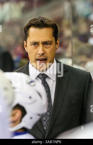 Februar 2013 - Raleigh, North Carolina, USA S - Tampa Bay Lightning Head Coach GUY BOUCHER während des NHL-Spiels zwischen den Tampa Bay Lightning und den Carolina Hurricanes in der PNC Arena. Die Tampa Bay Lightning besiegten die Carolina Hurricanes mit 5:2. (Bild: © Andy Martin Jr./ZUMAPRESS.com) Stockfoto