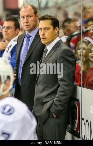 Februar 2013 - Raleigh, North Carolina, USA S - Tampa Bay Lightning Assistenztrainer DANIEL LACROIX und Cheftrainer GUY BOUCHER während des NHL-Spiels zwischen den Tampa Bay Lightning und den Carolina Hurricanes in der PNC Arena. Die Tampa Bay Lightning besiegten die Carolina Hurricanes mit 5:2. (Bild: © Andy Martin Jr./ZUMAPRESS.com) Stockfoto
