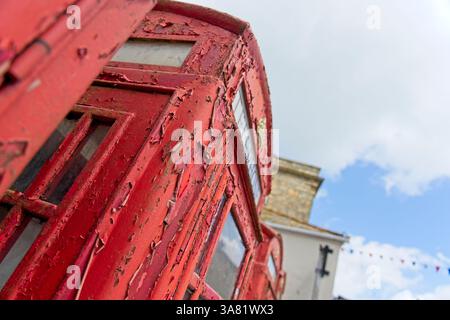 Truro England - 15.06.2024 - alte traditionelle englische rote Telefondosen mit abblätternder Farbe Stockfoto