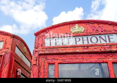 Truro England - 15.06.2024 - alte traditionelle englische rote Telefondosen mit abblätternder Farbe Stockfoto