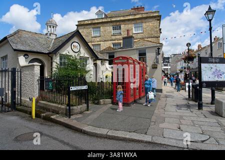 Truro England - 15. Juni 2024 - Alte traditionelle englische rote Telefonzellen in der Stadt Truro in Cornwall England Stockfoto