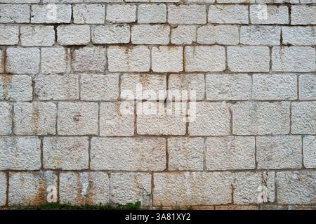 Hintergrund aus weißem Stein mit Textur der Weißen Festung, Old Vratnik, Sarajevo, Bosnien und Herzegowina Stockfoto