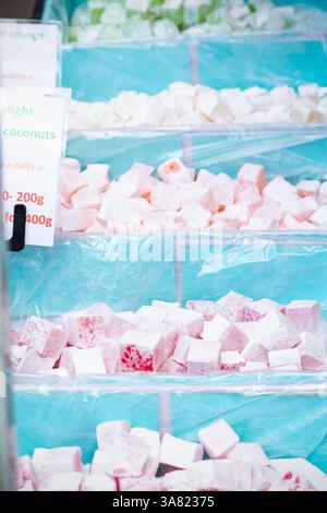 Eine Auswahl türkischer Köstlichkeiten an einem Straßenstand des Brick Lane Markts in London Stockfoto