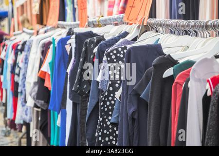 Vintage-Kleid für Frauen hängt auf dem Brick Lane Market in London Stockfoto