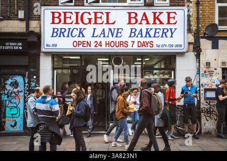 London, Großbritannien - 18. Oktober 2024 - Ein berühmter Bagel-Shop, Beigel Bake, in der Brick Lane mit vielen Kunden Stockfoto