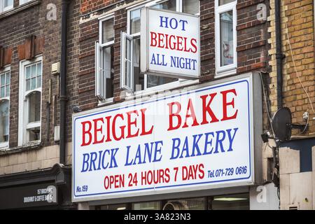London, Großbritannien - 18. Oktober 2024 - Ein berühmter Bagel-Shop, Beigel Bake, in der Brick Lane Stockfoto