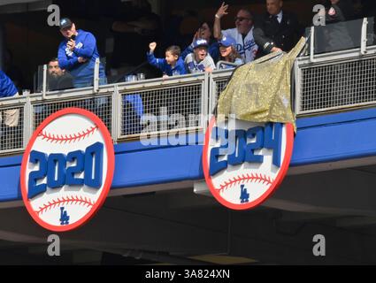 Los Angeles, Usa. März 2025. Das Schild der Dodgers' 2024 World Series wird am Donnerstag, den 27. Mai 2025, im Dodger Stadium vor dem Start des Heimspiels 2025 im Dodger Stadium in Los Angeles vorgestellt. Foto: Jim Ruymen/UPI Credit: UPI/Alamy Live News Stockfoto