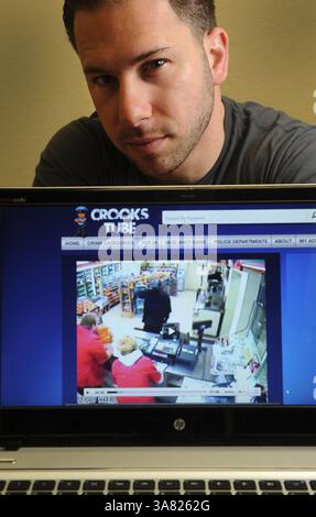 21. Februar 2013 - Boca Raton, FL, USA - Brett Goldstein aus Boca Raton, Florida, hat Crookstube.com erstellt, eine Datenbank mit Überwachungsvideos von ungelösten Verbrechen. (Kreditbild: © Mark Randall/MCT/ZUMAPRESS.com) Stockfoto