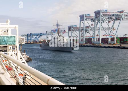 250313-N-RC359-1032 BOSTON (13. März 2025) – der Arleigh-Burke-Klasse-Raketenzerstörer USS Thomas Hudner (DDG 116) legt für einen sched in Boston an Stockfoto