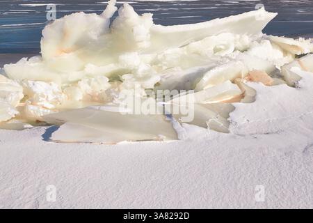 Schmelzende Eiskante auf blauem Himmel Hintergrund Stockfoto