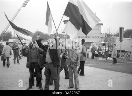 Fußball-Europapokal: 1. FC Magdeburg - Bayern München 1:2 06.11.1974 Magdeburger Fans vor dem Ernst-Grube-Stadion vor dem Spiel [automatisierte Übersetzung] Stockfoto
