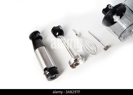 Modernes Set für Eintauchmixer mit Schneebesen, Milchaufschäumer und Schüssel auf weißem Hintergrund. Moderne Haushaltsgeräte Stockfoto