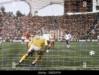 Vor 40 Jahren am 07.07.1974: Deutschland wird Weltmeister. Fußball-Weltmeisterschaft 1974: Finale: Deutschland - Niederlande 2:1 am 7.7.1974 Paul Breitner konvertiert einen Elfmeter gegen Torwart Jongbloed zu 1:1. [Automatisierte Übersetzung] Stockfoto