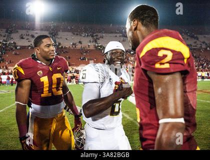 3. November 2012 - Los Angeles, CA, Vereinigte Staaten von Amerika - 3. November, {Jahr} Los Angeles, CA. Oregon Ducks Running Back (6) de’Anthony Thomas schüttelt die Hände mit dem Empfänger der USC Trojans (2) Robert Woods und Linebacker (10) Hayes Pullard nach dem College-Football-Spiel zwischen den USC Trojans und den Oregon Ducks im Los Angeles Memorial Coliseum in Los Angeles, Kalifornien. Die Oregon Ducks besiegen die USC Trojans 62-51..(obligatorische Gutschrift: Ed Ruvalcaba / MarinMedia / Cal Sport Media)(Bild: © Ed Ruvalcaba / Marinmedia / CSM/Cal Sport Media/ZUMAPRESS.com) Stockfoto