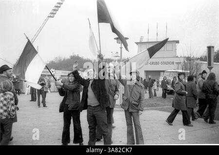 Europameistervereine-Cup: 1. FC Magdeburg - Bayern München 1:2 /06.11.1974/ Magdeburger Fans vor dem Ernst-Grube-Stadion vor dem Spiel [automatisierte Übersetzung] Stockfoto