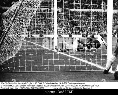 Wolfgang Weber, 53 Länderspiele und 356 Bundesliga-Spiele für 1. Der FC Köln wird am Donnerstag, 26.6,2014, 70 Jahre alt. WM 1966: Finale am 30.7.1966 England - Deutschland: Tor für 2:2 von Wolfgang Weber (Platz 6), TW Gordon Banks geschlagen [automatisierte Übersetzung] Stockfoto