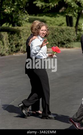 23. Oktober 2012 – Chelsea Clinton mit einer Seidenblume geht mit ihrer Mutter First Lady Hillary Rodham Clinton an Bord des Helikopters Marine One auf dem South Lawn des Weißen Hauses 19. August 1999 in Washington, DC. Die Clintons reisen zu Martha's Vineyard für einen Urlaub. (Bild: © Richard Ellis/ZUMAPRESS.com) Stockfoto