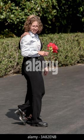23. Oktober 2012 – Chelsea Clinton mit einer Seidenblume geht mit ihrer Mutter First Lady Hillary Rodham Clinton an Bord des Helikopters Marine One auf dem South Lawn des Weißen Hauses 19. August 1999 in Washington, DC. Die Clintons reisen zu Martha's Vineyard für einen Urlaub. (Bild: © Richard Ellis/ZUMAPRESS.com) Stockfoto